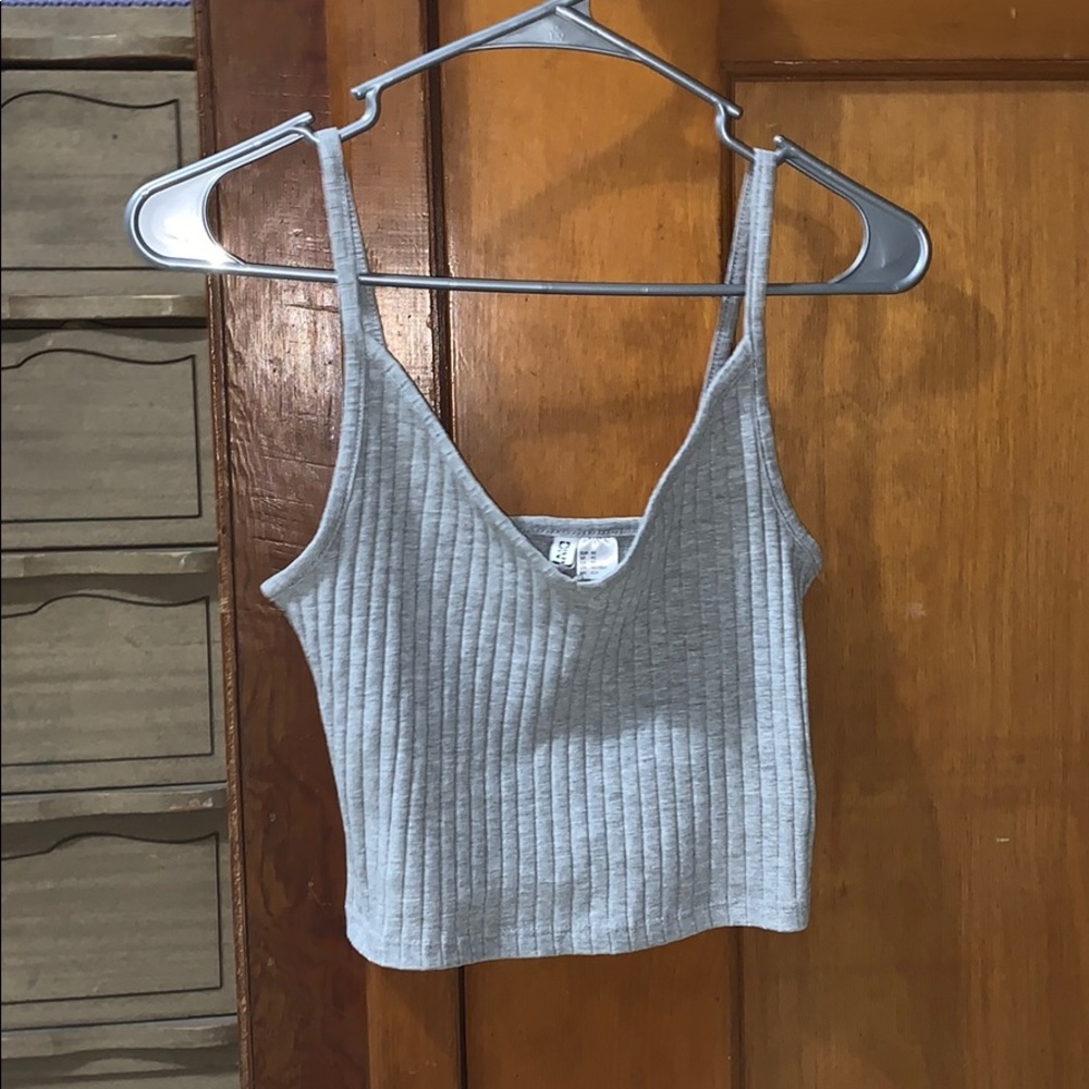 gray crop top